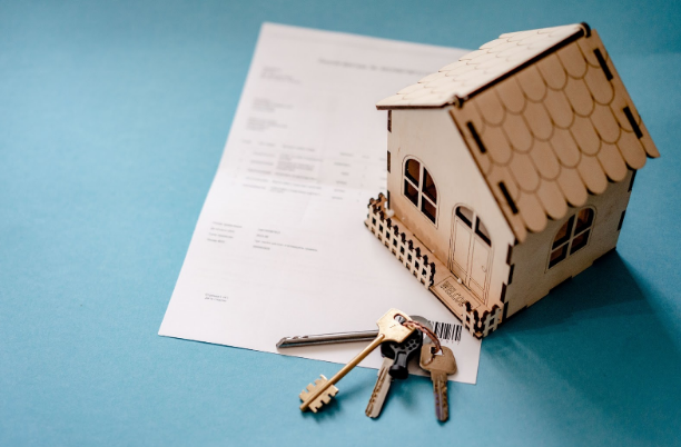 Looking To Start A Career In Real Estate? Here Are Some Helpful Tips 1 house and keys