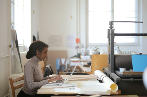 Cracking the Cookieless Code: 5 Essential Steps for Online Success 1 working women