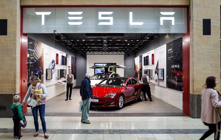 Tesla cuts prices of Model 3 and Model Y by thousands of dollars in the U.S. 1 tesla showroom