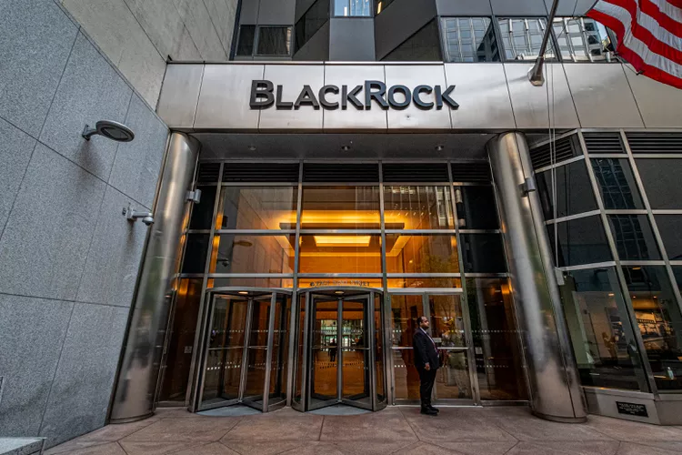 BlackRock declares $5.21 dividend amid record ETF flows and HPS acquisition 1 BlackRock Q2 2025 dividend earnings